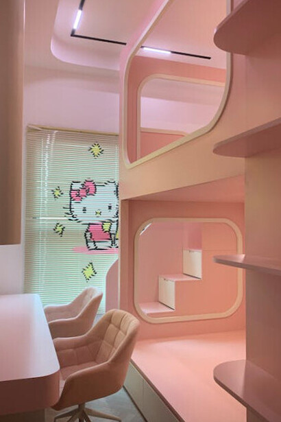 Impregnada de encanto kawaii, esta habitación de Hello Kitty muestra la fusión perfecta de comodidad y ternura, invitando a todos a abrazar la magia de este icónico personaje.