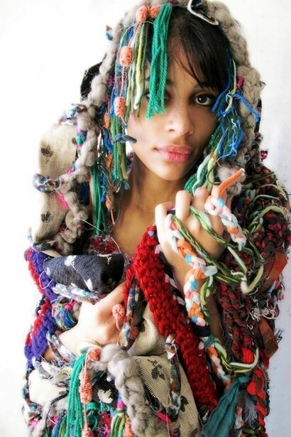 Aline tercete, tapete, manta, poncho de crochê e tecido.
