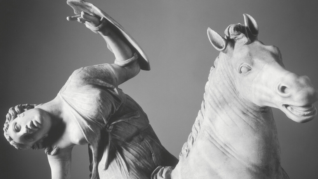 Amazzone a cavallo. Statua del I secolo d.C. collegata in modo problematico alla serie del cosiddetto "piccolo donario pergameno". L’Amazzone morente è resa in atto di cadere dal cavallo lanciato in corsa. © Luigi Spina