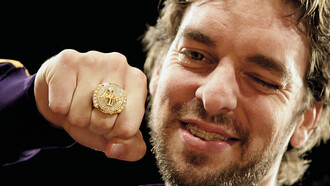 Gasol con su anillo de campeón de la NBA