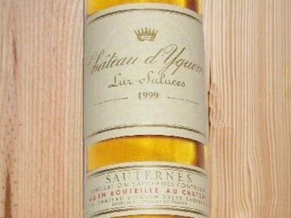 Una bottiglia di Château d’Yquem del 1999. Notare il colore oro chiaro. La fermentazione avviene in barrique nuove di rovere, con fermentazioni lente e controllate, spesso bloccate per preservare l’elevato residuo zuccherino 