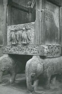 La cattedra nella cattedrale di san Sabino di Canosa, Puglia, Italia. Ph Paolo Monti. La struttura è sostenuta da due sculture di elefanti incedenti frontalmente, mentre lo schienale presenta decorazioni con teste leonine, motivi vegetali e due aquile affrontate, simboli di forza e vigilanza