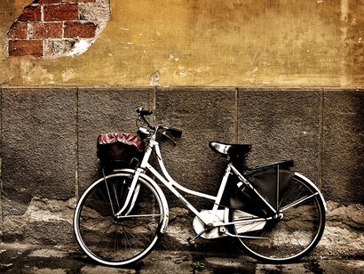 Bicicletta appoggiata sul muro, Ravenna