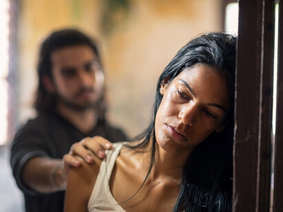 Mujer víctima de violencia con su pareja
