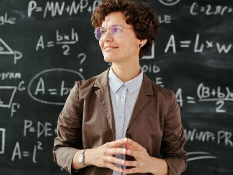 Professora em frente à lousa. Os documentos oficiais são construídos segundo esse modelo. Já professores e alunos têm um comportamento tático; por não possuírem um próprio, atuam no espaço do outro, no qual se insinuam fragmentariamente, sem apreendê-lo por inteiro