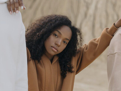 Simplicity is the ultimate sophistication, as shown by this beige outfit that effortlessly combines functionality with a touch of refined grace