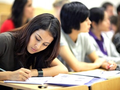 Solo 3 de cada 10 universitarios españoles llegan a recibir una beca de estudios