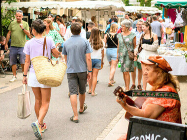 Le dimanche au marché d'Eygalières, en France, on ne vient pas seulement faire des courses, on vient prendre le temps