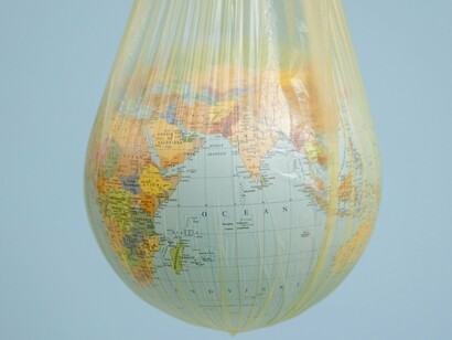 O planeta parece respirar com um certo cansaço, como se cada novo dia trouxesse consigo mais um peso de incerteza. O nível de preocupação global é palpável — não mais um sussurro em fóruns acadêmicos ou manchetes passageiras, mas um grito constante nas conversas do dia a dia, nas salas de reunião da ONU, nas redes sociais e até mesmo nos corredores das escolas

