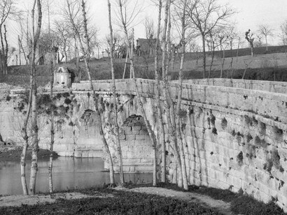Il Ponte Corvo, di origine romana, è una delle strutture storiche di Benevento che testimonia l’antica rete viaria che attraversava la città. Foto di Robert Gardner di inizi Novecento, Benevento, Italia
