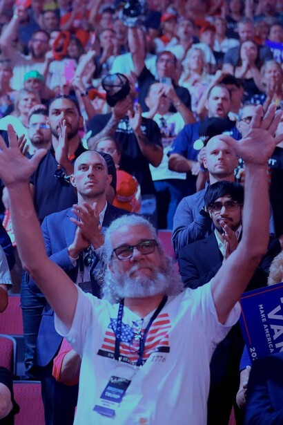 Fanáticos de Donald Trump en un evento de campaña en el Desert Diamond Arena, Glendale, Arizona, Estados Unidos, agosto de 2024