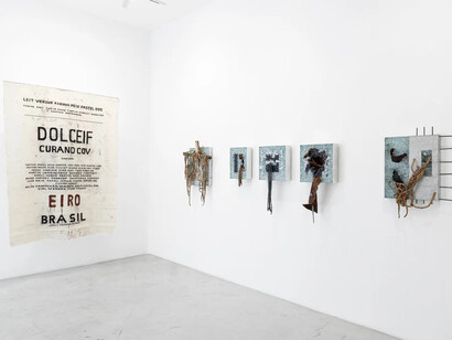 Helô Sanvoy, Ciclos, strata e das passagen-werk, vista da exposição. Cortesia de Aura Galeria