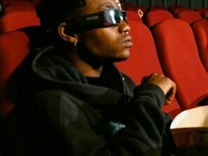 Contudo, mesmo diante de toda essa repetição, a criatividade encontra nas margens as sementes de uma regeneração possível. Histórias vindas de territórios periféricos, comunidades indígenas, LGBTQIA+ e não ocidentais podem oferecer narrativas diversificadas, empolgantes e enriquecedoras para nossas vidas. 

