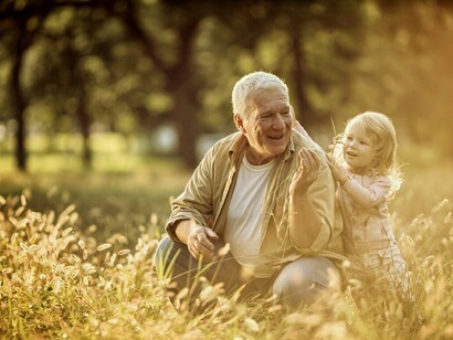 También los niños agradecen poder pasar el tiempo con su abuelo en vez de con un extraño