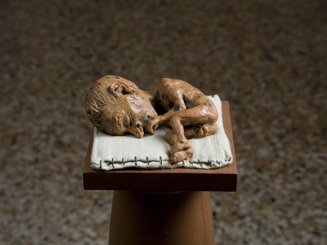 Pawel Althamer, Self-portrait, 2006, Ceramic, fabric, wood, 111,5 x 24 x 24 cm, photo Roberto Marossi, Collection Goetz, Monaco
