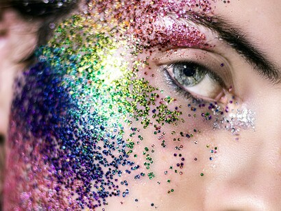 A primeira estrofe fala das travestis e travestidas, que tentam trabalho, mas tropeçam em trancas. A violência é física — “toma tapa, tem testa partida” — mas também simbólica, institucional. Ainda assim, há tesão, há tudo, há vida. Uma vida que, infelizmente, é muitas vezes vencida antes dos 35 anos. Essa é a expectativa de vida média de uma pessoa trans no Brasil. Um número que não deveria existir. Um número que denuncia o fracasso coletivo em garantir dignidade e permanência