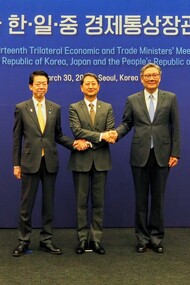Da sinistra a destra: il ministro del Commercio sudcoreano Ahn Duk-geun, il ministro del Commercio giapponese Yoji Muto e il ministro del Commercio cinese Wang Wentao, Seul, Corea del Sud, 30 marzo 2025. Foto dal sito web del Ministero dell'Economia, del Commercio e dell'Industria giapponese