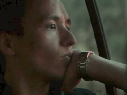 In The silhouettes l’atmosfera è ovattata, i contraccolpi dell’esterno si stemperano nella grande casa accogliente e con l’aiuto dei forti legami familiari.