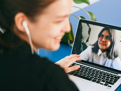Entrevista de emprego on-line. Ter uma foto de perfil profissional e um banner personalizado pode fazer toda a diferença na primeira impressão que um recrutador terá sobre você. Pequenos detalhes, como a personalização da URL do perfil e a inclusão de certificações e cursos relevantes, também ajudam a fortalecer sua presença na plataforma
