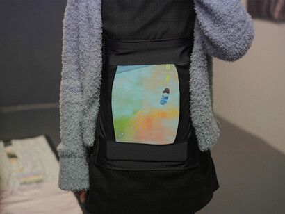 Teletummie.  somos convidados a entrar na intersecção da escultura, do vídeo, da arquitectura, do design e do tricot, na forma de instalação