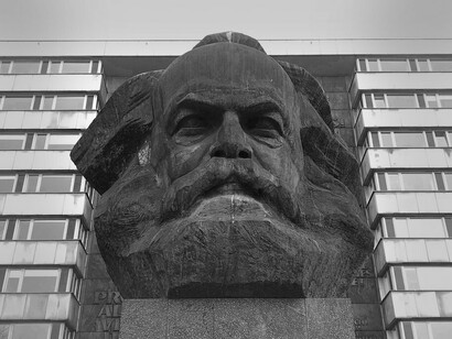 Na visão filosófica de Marx, a liberdade só tem início quando cessa a necessidade de trabalhar imposta por fatores externos. A verdadeira liberdade, para ele, situa-se por natureza para além da esfera da produção material propriamente dita. A condição humana é marcada pela necessidade de interação com a natureza: o homem primitivo luta contra a natureza para prover suas necessidades, e o homem civilizado é igualmente compelido a essa luta