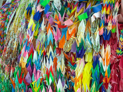 Pronto tendré que irme.
Decirte adiós no me gusta.
Suena a no dejar nada aquí:
ni palabras, ni versos errados
Grullas de papel en el Parque Conmemorativo de la Paz, en Hiroshima, Japón