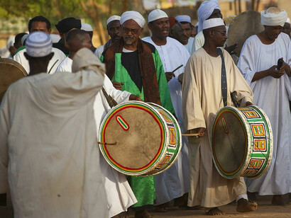 Uomini che suonano dei tamburi, Omdurman, Sudan