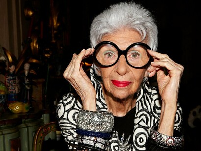 Iris Apfel ajustámdose las gafas