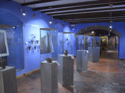 Sala «El espejo quebrado» con piezas precolombinas andinas