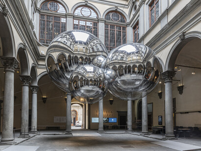 Tomás Saraceno (Argentina, 1973)
Installazione per il Cortile di Palazzo Strozzi 
Le sfere che compongono l’installazione sono prototipi di sculture aerosolari 
in  grado  di  fluttuare  intorno  al  mondo,  libere  da  confini,  libere  da 
combustibili fossili. Come una scultura statica, indagano quali tipi di strutture 
socio‐politiche  nomadi  potrebbero  emergere  se  potessimo  navigare 
attraverso i fiumi dell’atmosfera, fluttuando senza confini, senza emissioni di 
carbonio. 
Courtesy  the  artist;  Andersen’s,  Copenhagen;  Ruth  Benzacar,  Buenos  Aires; 
Tanya Bonakdar Gallery, New York/Los Angeles; Pinksummer Contemporary 
Art, Genova; Esther Schipper, Berlin 
L’installazione è promossa e realizzata grazie a Fondazione CR Firenze 
© Photography by Ela Bialkowska, OKNO Studio