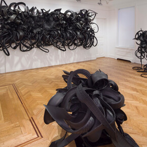 Chakaia Booker, Empty seat, exhibition view. Courtesy of David Nolan Gallery 