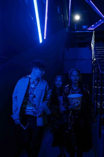 Descubra a evolução da tecnologia no cinema, desde os filmes mudos até os avanços em efeitos especiais e realidade virtual