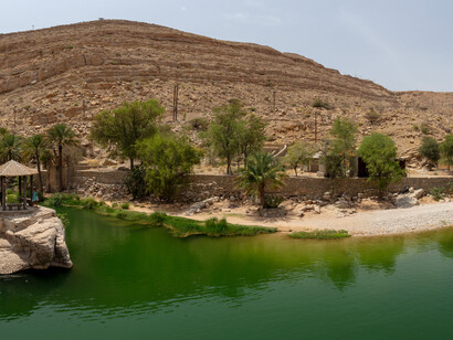 Cuevas como la de Muqal que es un destino turístico popular para nadar y disfrutar de un paisaje desértico con vida.  Wadi Bani Khalid, 2024, Oman