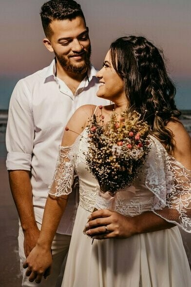 Casal recém-casado. Há noivos que escolhem temas, ou que já pensaram num “dress code” para o seu casamento, em alguns casos pode ser opcional, mas tentar se encaixar é importante já que foi pensado toda uma decoração em muitas dessas situações em volta do tema escolhido


