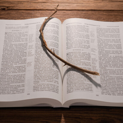 A evolução de Yahweh reflete o desenvolvimento de uma identidade religiosa e social entre os israelitas, passando de politeísmo ao monoteísmo