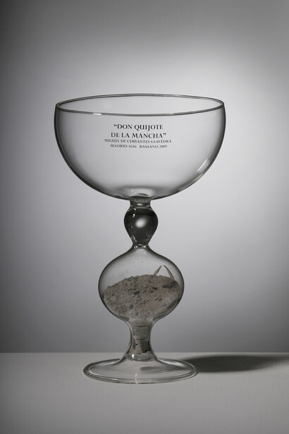 Antonio Riello, Ashes to Ashes, Don Chisciotte, 2009, vetro borosilicato e ceneri di libri, 35 x 15 x 15 cm, Courtesy Fondazione Berengo