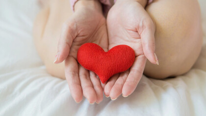 Una persona con un cuore tra le mani