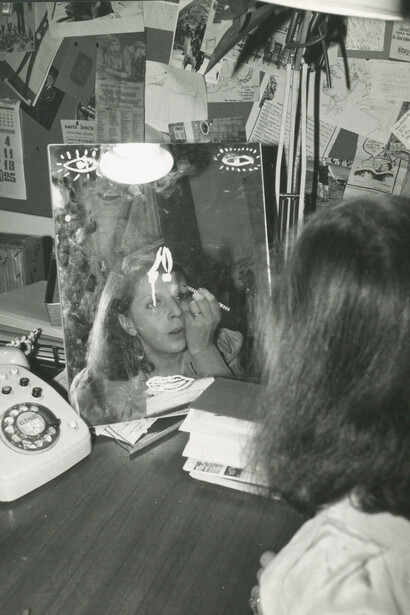 Autor desconocido, Blanca Sánchez reflejada en un espejo pintándose los ojos (detalle), Madrid, ca. 1975. Cortesía del Museo Nacional Centro de Arte Reina Sofía