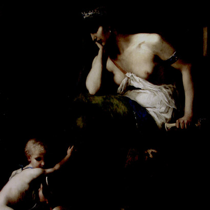 Conservamos los nombres de numerosos trágicos, pero solamente las obras completas de tres de ellos: Esquilo, Sófocles y Eurípides, el más moderno de todos ellos (el más «decadente», el menos griego para Nietzsche), quien sorprendió a sus contemporáneos al dar una voz protagonista hasta entonces desconocida a mujeres de tan ambiguo proceder como Medea (aquí, desesperada, cuchillo en mano a punto de asesinar a sus hijos en versión de Klagmann)