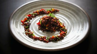 Riso rosso con mix di verdure grigliate al profumo di coriandolo, cumino e basilico fresco