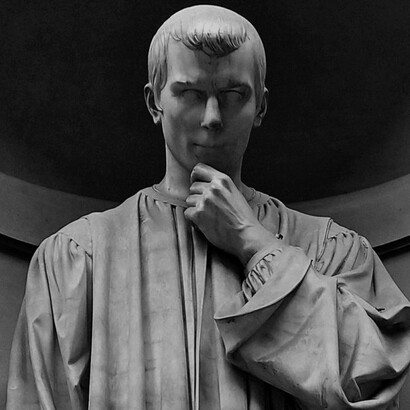 Estatua de Nicolás Maquiavelo, exterior de la Galería de los Uffizi, Italia