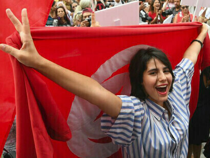 Mujer tunecina en una manifestación: la CSP otorgó a las mujeres un lugar sin precedentes en la sociedad tunecina