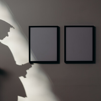 Homem suspeito registra fotografias de obras de arte roubadas das molduras