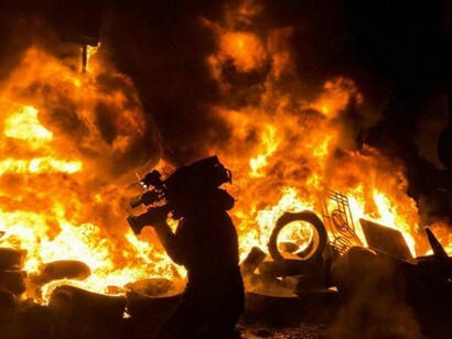 Un cámara de televisión filmando los destrozos en Ucrania