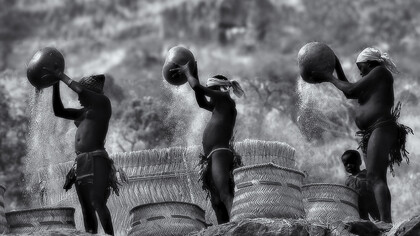 Camerun  – Donne di etnia Koma al lavoro nei pressi di un villaggio sui Monti Alantika - Ph Sergio Pessolano