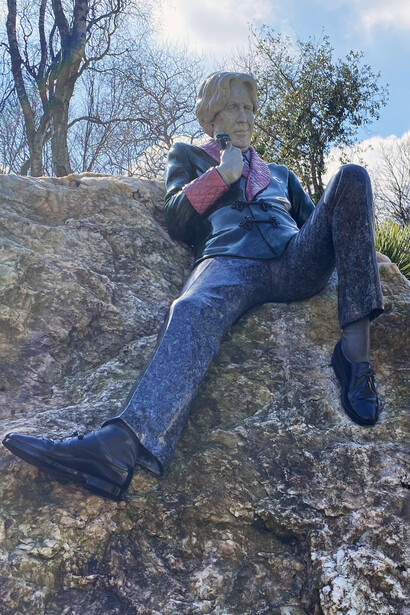Estatua de Oscar Wilde sobre una gran roca. Merrion Square, Dublin, Irlanda. Danny Osborne, 1997. Foto: Jorge M. González