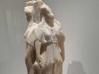 Representação de Hécate, a deusa grega da magia, bruxaria, noite, lua, fantasmas e encruzilhadas. Na era do excesso, Hécate reaparece como antídoto simbólico, convidando ao recolhimento, introspecção e reconexão com o próprio corpo

