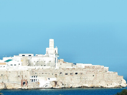 El peñón de Alhucemas (en árabe: جزر الحسيمة) es un islote del Mediterráneo occidental, perteneciente a España. Peñón de Alhucemas, 2007, desde la costa marroquí