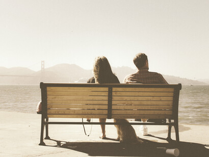 Pareja mira el desierto pensando en la improbabilidad de un futuro juntos. Vivo inanimada, desconcertada ante el aullido absurdo que solo se traduce en el tortuoso silencio