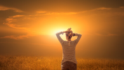 O Sungazing é a técnica de olhar o sol como método curativo e para carregar-se energeticamente